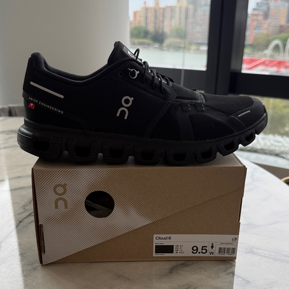 On Running Cloud 6 Ladies 9.5  Black Athletic Shoes